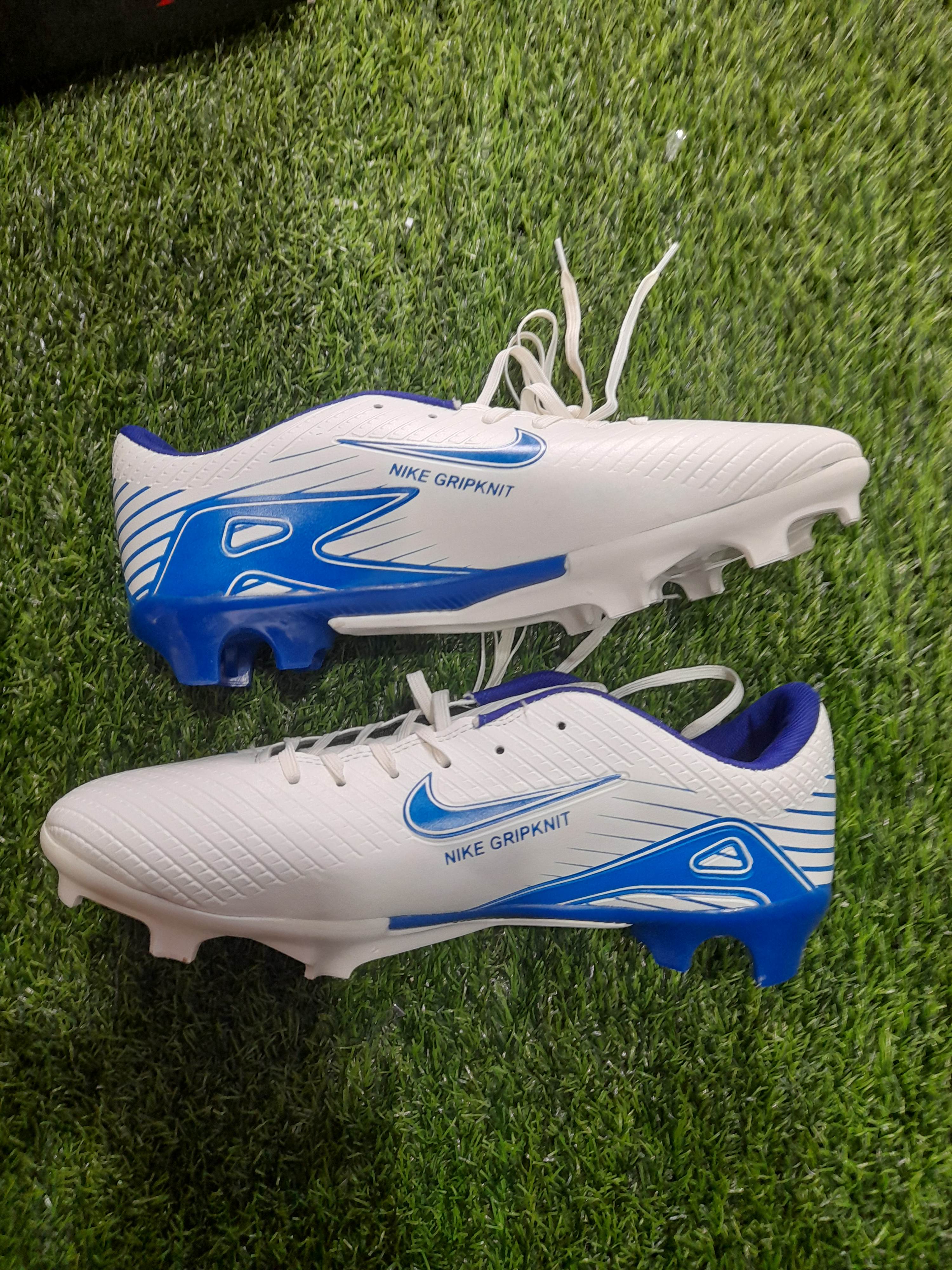 کفش چمن نایک سفید زیره آبی سایز ۴۱ تا ۴۵ کیفیت عالی تخفیف  ویژه😍✅️